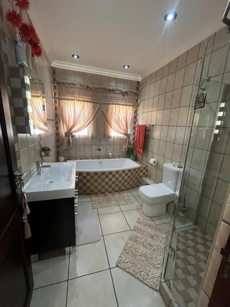 5 Bedroom Property for Sale in Christiana North West